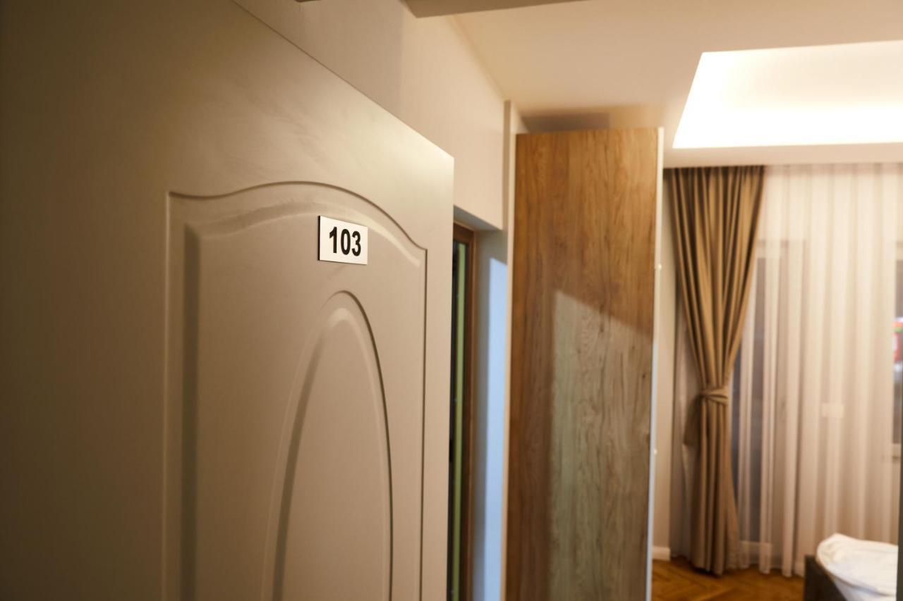 Amico Hotel Pristina Exteriör bild